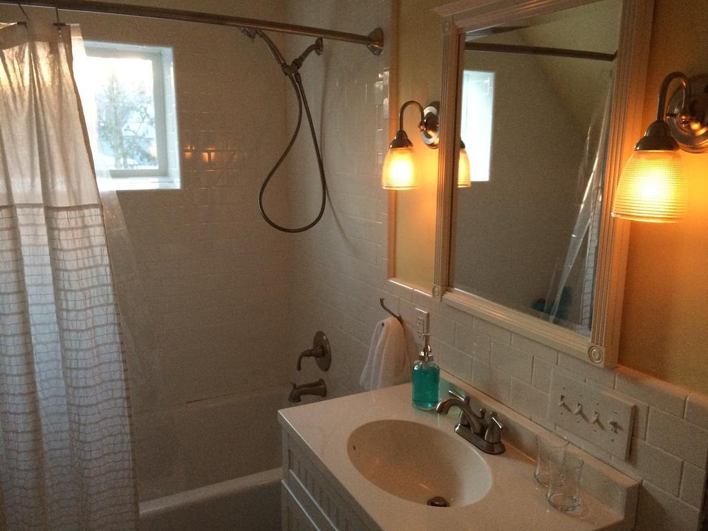 Aberdeen Stone Cottage B&B Traverse City Kamer foto